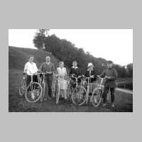 001-0326 Familien Lippke und Kubeil auf einer Radpartie.jpg